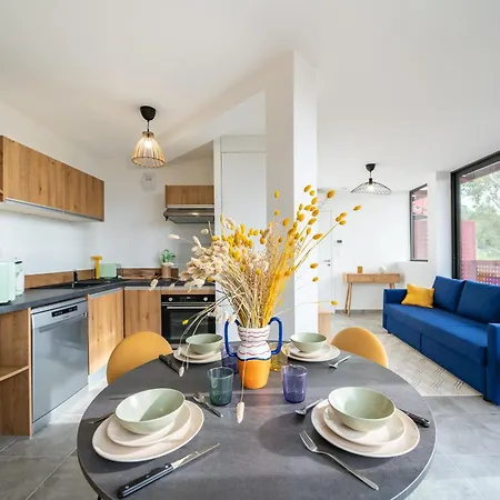 Renovated With Balcony And Parking Apartmán