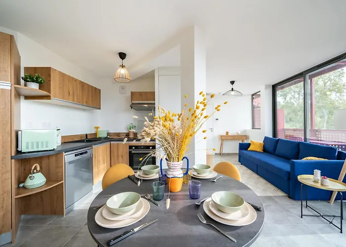 Renovated With Balcony And Parking Apartmán