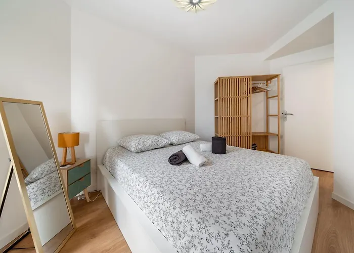 Renovated With Balcony And Parking Apartmán