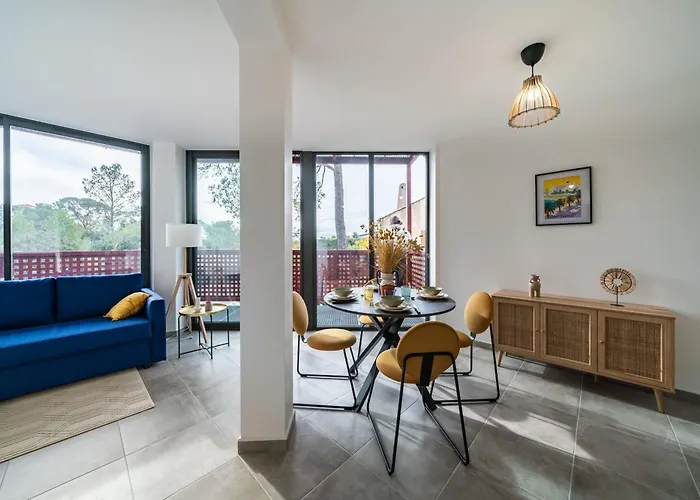 Renovated With Balcony And Parking * Saint-Raphaël