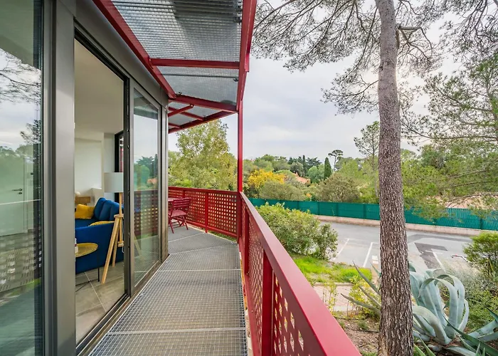 Renovated With Balcony And Parking Apartmán *