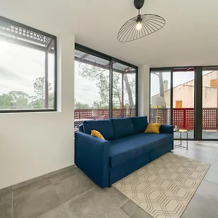 Renovated With Balcony And Parking
