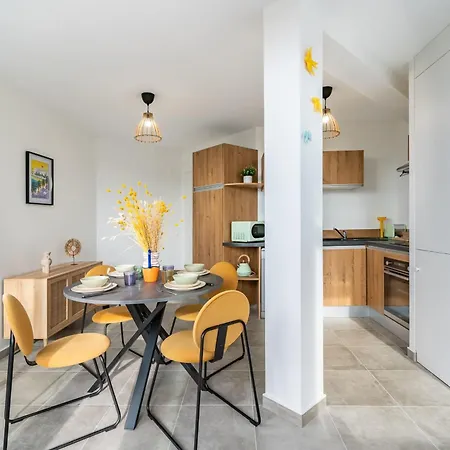 Renovated With Balcony And Parking * Saint-Raphaël