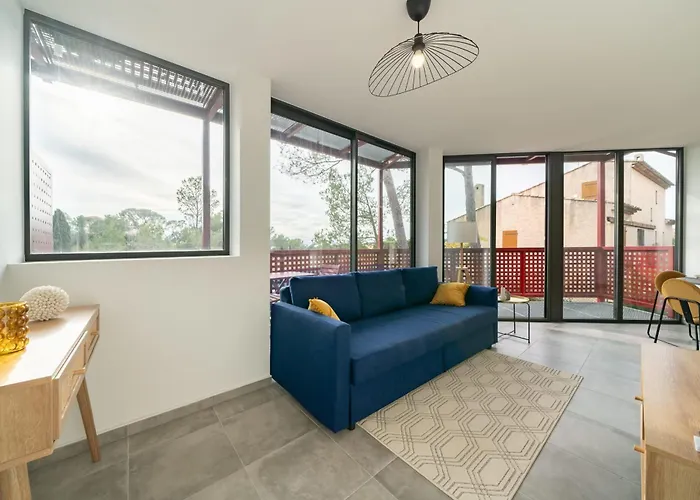 Renovated With Balcony And Parking *